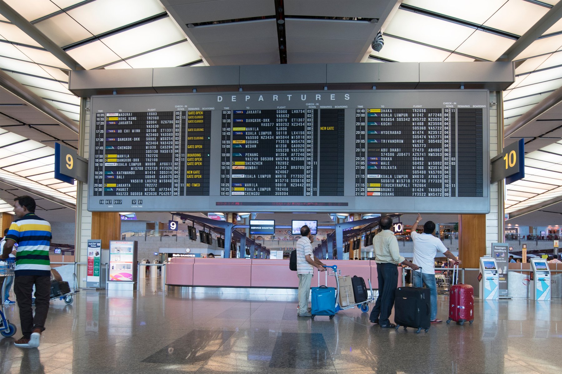 Travelers Check Flight Schedule in Changi Airport